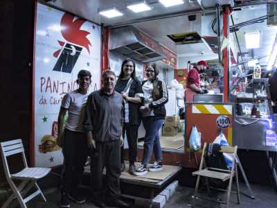 �Abbiamo avuto l�idea di aprire questo esercizio perch� il cibo non fallisce mai�, afferma la donna, che per� a si lamenta per le persone che frequentano il suo �locale�. �C�� sempre chi non vuole pagare � sottolinea � e cos� arrivate le 4, data l�esperienza, serviamo il panino solo dopo aver ricevuto in mano i contanti�
